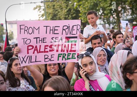 Una manifestazione di solidarietà con il popolo palestinese contro le operazioni militari israeliane nella Striscia di Gaza. Torino, Italia - 14 ottobre 2023 Foto Stock