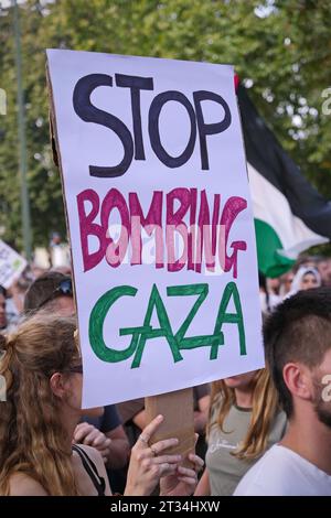 Una manifestazione di solidarietà con il popolo palestinese contro le operazioni militari israeliane nella Striscia di Gaza. Torino, Italia - 14 ottobre 2023 Foto Stock