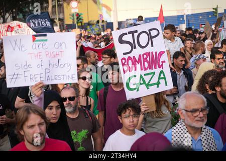 Una manifestazione di solidarietà con il popolo palestinese contro le operazioni militari israeliane nella Striscia di Gaza. Torino, Italia - 14 ottobre 2023 Foto Stock