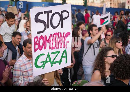 Una manifestazione di solidarietà con il popolo palestinese contro le operazioni militari israeliane nella Striscia di Gaza. Torino, Italia - 14 ottobre 2023 Foto Stock