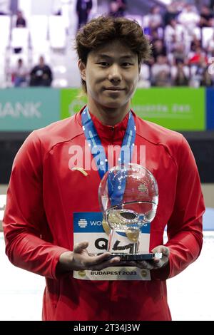 Budapest. 22 ottobre 2023. Qin Haiyang reagisce dopo aver vinto la competizione generale alla World Aquatics Swimming World Cup 2023 a Budapest, in Ungheria, il 22 ottobre 2023. Crediti: Attila Volgyi/Xinhua/Alamy Live News Foto Stock