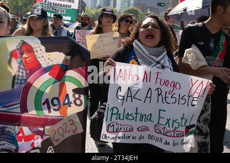 Messico, Messico. 22 ottobre 2023. Una donna con un cartello che dice che il Messico è con la Palestina canti slogan durante la marcia. Gli attivisti pro-palestinesi hanno organizzato proteste pacifiche in tutta città del Messico. A questa marcia hanno partecipato diverse migliaia di manifestanti mentre marciavano per le strade di città del Messico. Credito: SOPA Images Limited/Alamy Live News Foto Stock
