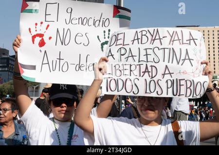 Messico, Messico. 22 ottobre 2023. I manifestanti tengono dei cartelli durante la manifestazione. Gli attivisti pro-palestinesi hanno organizzato proteste pacifiche in tutta città del Messico. A questa marcia hanno partecipato diverse migliaia di manifestanti mentre marciavano per le strade di città del Messico. Credito: SOPA Images Limited/Alamy Live News Foto Stock