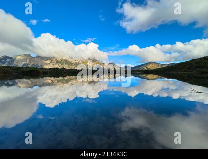 Meteo in un piccolo lago sul sentiero escursionistico da Haldensee a Edenalpe, stadio sciistico Nesselwaengle con vista su Rote Flueh e Neunerkoepfle il 22 ottobre 2023 ad Haldensee, Tirolo, Austria. © Peter Schatz / Alamy Live News Foto Stock