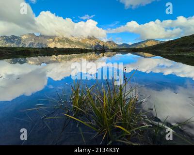 Meteo in un piccolo lago sul sentiero escursionistico da Haldensee a Edenalpe, stadio sciistico Nesselwaengle con vista su Rote Flueh e Neunerkoepfle il 22 ottobre 2023 ad Haldensee, Tirolo, Austria. © Peter Schatz / Alamy Live News Foto Stock