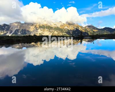 Meteo in un piccolo lago sul sentiero escursionistico da Haldensee a Edenalpe, stadio sciistico Nesselwaengle con vista su Rote Flueh e Neunerkoepfle il 22 ottobre 2023 ad Haldensee, Tirolo, Austria. © Peter Schatz / Alamy Live News Foto Stock