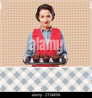 Sorridente donna vintage tenendo un vassoio da forno con cioccolato fatta in casa muffin Foto Stock