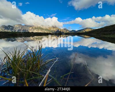 Meteo in un piccolo lago sul sentiero escursionistico da Haldensee a Edenalpe, stadio sciistico Nesselwaengle con vista su Rote Flueh e Neunerkoepfle il 22 ottobre 2023 ad Haldensee, Tirolo, Austria. Credito: Imago/Alamy Live News Foto Stock