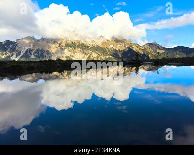 Meteo in un piccolo lago sul sentiero escursionistico da Haldensee a Edenalpe, stadio sciistico Nesselwaengle con vista su Rote Flueh e Neunerkoepfle il 22 ottobre 2023 ad Haldensee, Tirolo, Austria. Credito: Imago/Alamy Live News Foto Stock