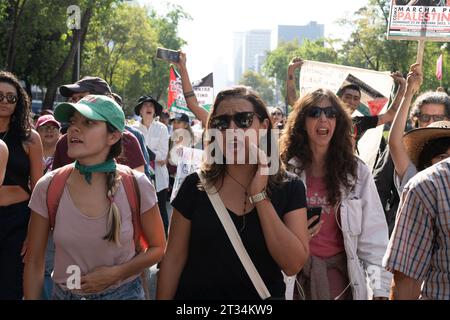 Messico, Messico. 22 ottobre 2023. Le donne cantano slogan durante la manifestazione. Gli attivisti pro-palestinesi hanno organizzato proteste pacifiche in tutta città del Messico. A questa marcia hanno partecipato diverse migliaia di manifestanti mentre marciavano per le strade di città del Messico. (Foto di Lexie Harrison-cripps/SOPA Images/Sipa USA) credito: SIPA USA/Alamy Live News Foto Stock