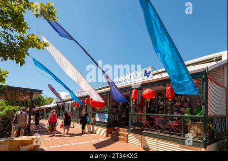 Gente che passeggia davanti ai negozi in una giornata di sole a Broome, Australia Occidentale Foto Stock