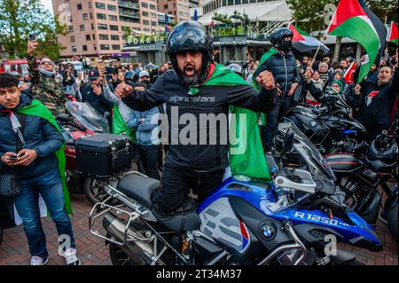 Rotterdam, Paesi Bassi. 22 ottobre 2023. Un motociclista palestinese ha visto urlare slogan contro Israele durante la manifestazione. I palestinesi e i loro sostenitori continuano a protestare per condannare il governo di Israele ed esprimere solidarietà al popolo palestinese. Circa 5.000 manifestanti si sono riuniti in lutto, furia e solidarietà a causa della recente escalation del conflitto israelo-palestinese e degli eventi inquietanti a Gaza. Credito: SOPA Images Limited/Alamy Live News Foto Stock