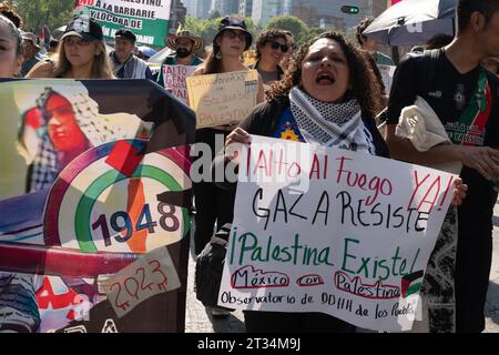 Messico, Messico. 22 ottobre 2023. Una donna con un cartello che dice che il Messico è con la Palestina canti slogan durante la marcia. Gli attivisti pro-palestinesi hanno organizzato proteste pacifiche in tutta città del Messico. A questa marcia hanno partecipato diverse migliaia di manifestanti mentre marciavano per le strade di città del Messico. (Foto di Lexie Harrison-cripps/SOPA Images/Sipa USA) credito: SIPA USA/Alamy Live News Foto Stock