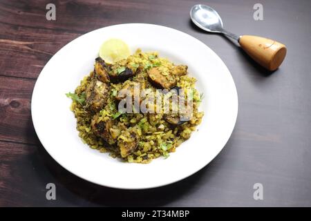 Il pollo Poha Bhujing è una prelibatezza di Virar, Maharashtra. Si tratta di pezzi di pollo arrostiti al carbone insieme alle patate, mescolati con poha spessa. Foto Stock