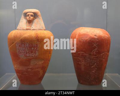 Ceramica egiziana dipinta vaso canopico di Senebhenaef e vaso canopico di Redware di Wahka al British Museum, Londra, Regno Unito Foto Stock