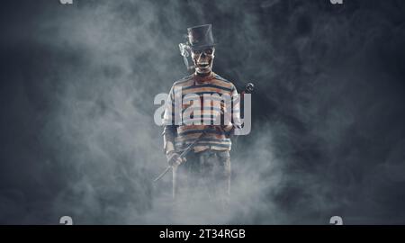Spaventoso personaggio malvagio con testa teschio e abiti sanguinosi che guardano la fotocamera, Halloween e concetto horror, spazio per copiare Foto Stock