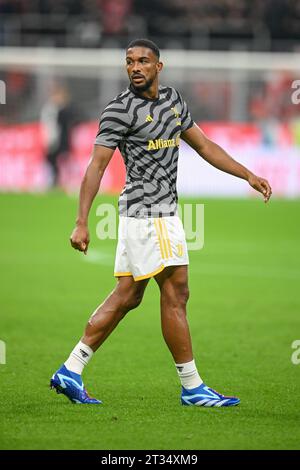 Milano, Italia. 22 ottobre 2023. Bremer della Juventus si sta scaldando prima della partita di serie A tra il Milan e la Juventus a San Siro a Milano. (Foto: Gonzales Photo/Alamy Live News Foto Stock