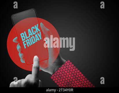 Donna che tiene uno smartphone e un annuncio promozionale del Black Friday sullo schermo, spazio copia Foto Stock