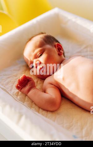 Ritratto di un neonato di una settimana su un cambiavalute Foto Stock