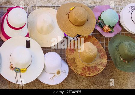 Cappelli da sole estivi al mercato di strada del Lavander Festival, Brihuega, Spagna Foto Stock