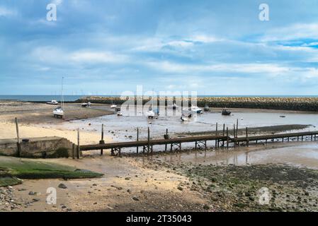 Guardando a est verso il mare irlandese dalla spiaggia di Rhos-on-Sea; Colwyn Bay, Galles del Nord, Regno Unito Foto Stock