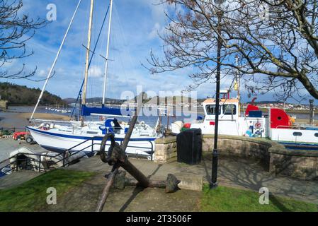 Guardando verso nord lungo il fiume Conwy dal ponte di Conwy Road (A547) vicino al castello di Conwy. Imbarcazioni da diporto sullo scalo. Galles del Nord, Regno Unito Foto Stock