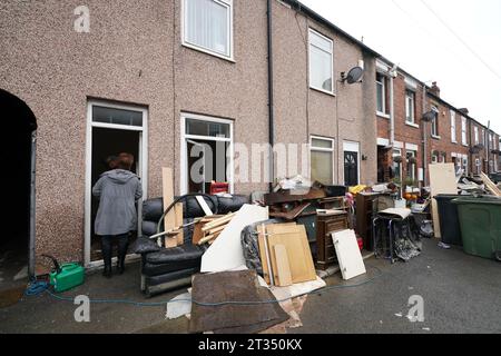 I mobili di una proprietà in Sherwood Street a Chesterfield sono stati danneggiati, mentre la pulizia ha inizio all'indomani di Storm Babet, che ha colpito il Regno Unito, causando inondazioni diffuse e forti venti. Data immagine: Lunedì 23 ottobre 2023. Foto Stock
