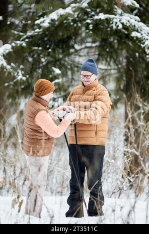 Moglie aiuta il marito a fissare il cinturino da trekking al polso Foto Stock