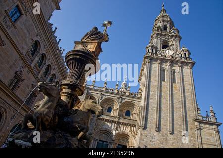 SANTIAGO DE COMPOSTELLA, 5 ottobre 2023: Urban Baroque Praza das Praterias, con la fontana fonte dos Cabalos mostra un effetto teatrale con sud Foto Stock