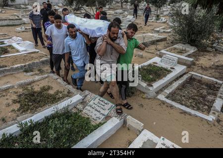 Rafah, territori palestinesi. 23 ottobre 2023. I palestinesi seppelliscono i loro parenti che sono stati uccisi in attacchi aerei israeliani a Rafah, nella Striscia di Gaza meridionale. Crediti: Abed Rahim Khatib/dpa/Alamy Live News Foto Stock