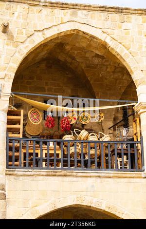 Merci appese nel Buyuk Han, Caravanserai, Nicosia settentrionale, Repubblica turca di Cipro settentrionale. Foto Stock