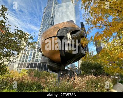 USA, Vereinigte Staaten von Amerika, New York, New York, 21.10.2023: Liberty Park, Bronzeskulptur, The Sphere, Große Kugelkaryatide N.Y. des Bildhauers Fritz Koenig. Die Bronzeskulptur stand von 1971 bis zu den Terroranschlägen am 11. Settembre 2001 zwischen den Zwillingstürmen auf dem Vorplatz des World Trade Centers. *** USA, Stati Uniti d'America, New York, New York, 21 10 2023 Liberty Park, scultura in bronzo, The Sphere, Large Spherical Caryatid N Y dello scultore Fritz Koenig la scultura in bronzo si trovava tra le Torri Gemelle sul piazzale del World Trade Center dal 1971 fino al Foto Stock