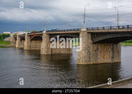 Tver, vista del vecchio ponte del Volga dall'argine di Mikhail Yaroslavich Foto Stock