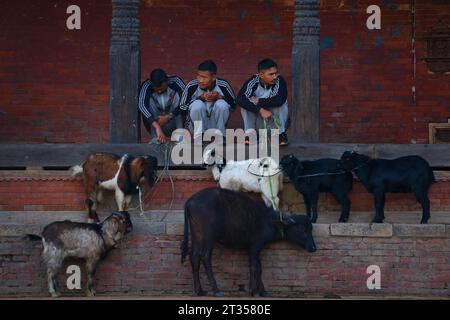 Kathmandu, Nepal. 23 ottobre 2023. Il 23 ottobre 2023, a Kathmandu, Nepal. I membri dell'esercito nepalese si preparano per la cerimonia sacrificale che segna il nono giorno del festival "Dashain". In questo giorno, una cerimonia sacrificale viene offerta al dio o alla dea. (Foto di Abhishek Maharjan/Sipa USA) credito: SIPA USA/Alamy Live News Foto Stock