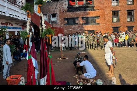 Kathmandu, Bagmati, Nepal. 23 ottobre 2023. Il personale dell'esercito del Nepal si prepara a sacrificare una capra a Mahanawami, il nono giorno del festival Dashain a Kathmandu, Nepal, il 23 ottobre 2023. Il popolo nepalese sacrifica gli animali durante il festival come parte delle celebrazioni che si tengono in tutto il paese adorando la dea Durga e celebrando la vittoria sul male. (Immagine di credito: © Sunil Sharma/ZUMA Press Wire) SOLO USO EDITORIALE! Non per USO commerciale! Foto Stock