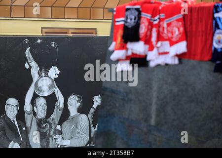 Manchester, Regno Unito. 23 ottobre 2023. Fotografia della vittoria della Coppa Europa 1968 in omaggio al defunto Sir Bobby Charlton fuori dall'Old Trafford, Manchester, Regno Unito, 23 ottobre 2023 (foto di Conor Molloy/News Images) a Manchester, Regno Unito il 10/23/2023. (Foto di Conor Molloy/News Images/Sipa USA) credito: SIPA USA/Alamy Live News Foto Stock