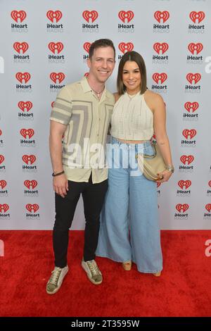 MIAMI, FLORIDA - 21 OTTOBRE: (L-R) Jonathan Pfaehler e Lola Pfaehler partecipano all'iHeart Fiesta Latina 2023 al Kaseya Center il 21 ottobre 2023 a Miami, Florida. (Foto di JL/Sipa USA) credito: SIPA USA/Alamy Live News Foto Stock