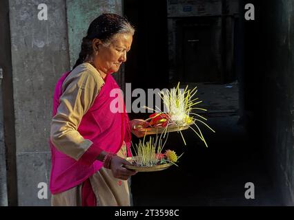 Kathmandu, Bagmati, Nepal. 23 ottobre 2023. Una donna anziana arriva per offrire preghiere al tempio di Mahanawami, il nono giorno del festival Dashain a Kathmandu, Nepal, il 23 ottobre 2023. Il popolo nepalese sacrifica gli animali durante il festival come parte delle celebrazioni che si tengono in tutto il paese adorando la dea Durga e celebrando la vittoria sul male. (Immagine di credito: © Sunil Sharma/ZUMA Press Wire) SOLO USO EDITORIALE! Non per USO commerciale! Foto Stock