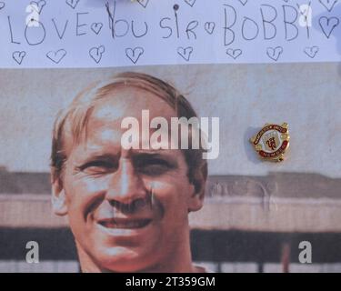 Omaggio scritto al defunto Sir Bobby Charlton fuori Old Trafford, Manchester, Regno Unito. 23 ottobre 2023. (Foto di Conor Molloy/News Images) a Manchester, Regno Unito il 23/10/2023. (Foto di Conor Molloy/News Images/Sipa USA) credito: SIPA USA/Alamy Live News Foto Stock