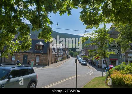 Centro del villaggio di Ballater, Royal Deeside, Bridge Street. Negozi, turisti. Ballater, Deeside, Aberdeenshire, Highland Region, Scozia, REGNO UNITO Foto Stock