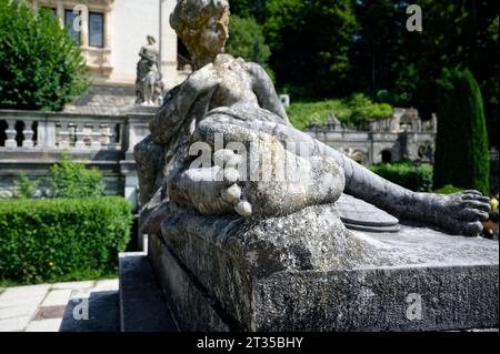 Statua femminile del giardino, l'angolo che enfatizza i suoi graziosi piedi nella cornice, l'eleganza senza tempo dell'incantevole castello di Peles. Foto Stock