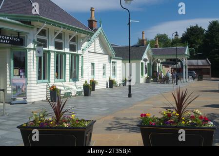 Famosa stazione ferroviaria storica di Ballater (ricostruita dopo l'incendio) nel villaggio di Ballater, Royal Deeside. Aberdeenshire, Highland Region, Scozia, Regno Unito Foto Stock