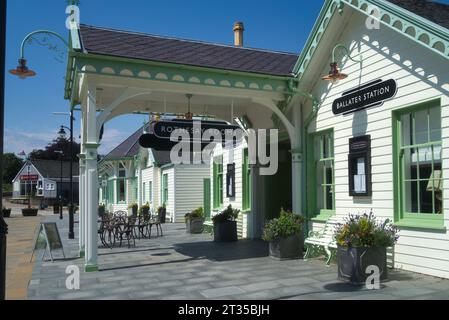 Famosa stazione ferroviaria storica di Ballater (ricostruita dopo l'incendio) nel villaggio di Ballater, Royal Deeside. Aberdeenshire, Highland Region, Scozia, Regno Unito Foto Stock