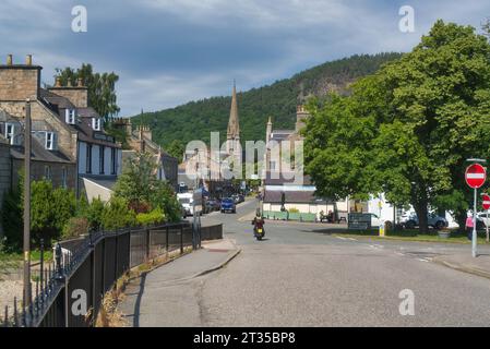 Ballater Village Royal Deeside, affacciato a nord su Bridge Street, nel centro del villaggio. Negozi e turisti. Centro del villaggio di Ballater, luminosa estate su Foto Stock