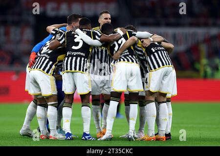 Milano, Italia. 22 ottobre 2023. I giocatori della Juventus si abbracciano davanti alla partita di serie A tra AC Milan e Juventus FC allo Stadio Giuseppe Meazza il 22 ottobre 2023 a Milano, Italia . Crediti: Marco Canoniero/Alamy Live News Foto Stock