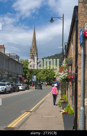 Centro del villaggio di Ballater, Royal Deeside, Bridge Street. Negozi, turisti. Ballater, Deeside, Aberdeenshire, Highland Region, Scozia, REGNO UNITO Foto Stock