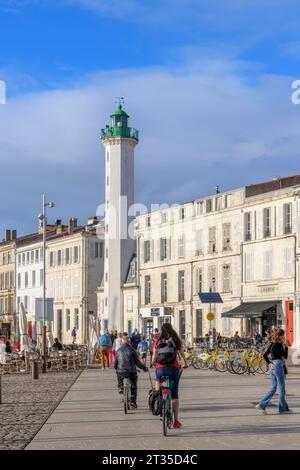 Il faro verde (Phare vert du quai Valin) accanto al porto vecchio della bellissima cittadina di mare, la Rochelle, sulla costa occidentale francese. Foto Stock