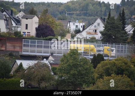 Ponte autostradale che attraversa la città vecchia Foto Stock