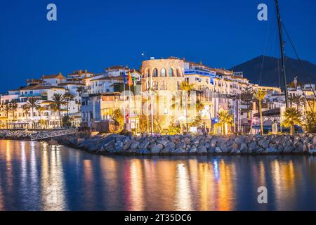 Famoso Puerto Banus vicino a Marbella vista alba, Andalusia regione della Spagna Foto Stock