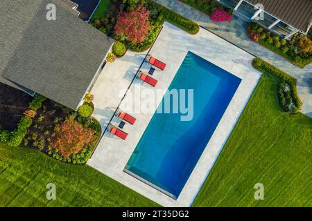 Vista aerea della piscina residenziale Foto Stock